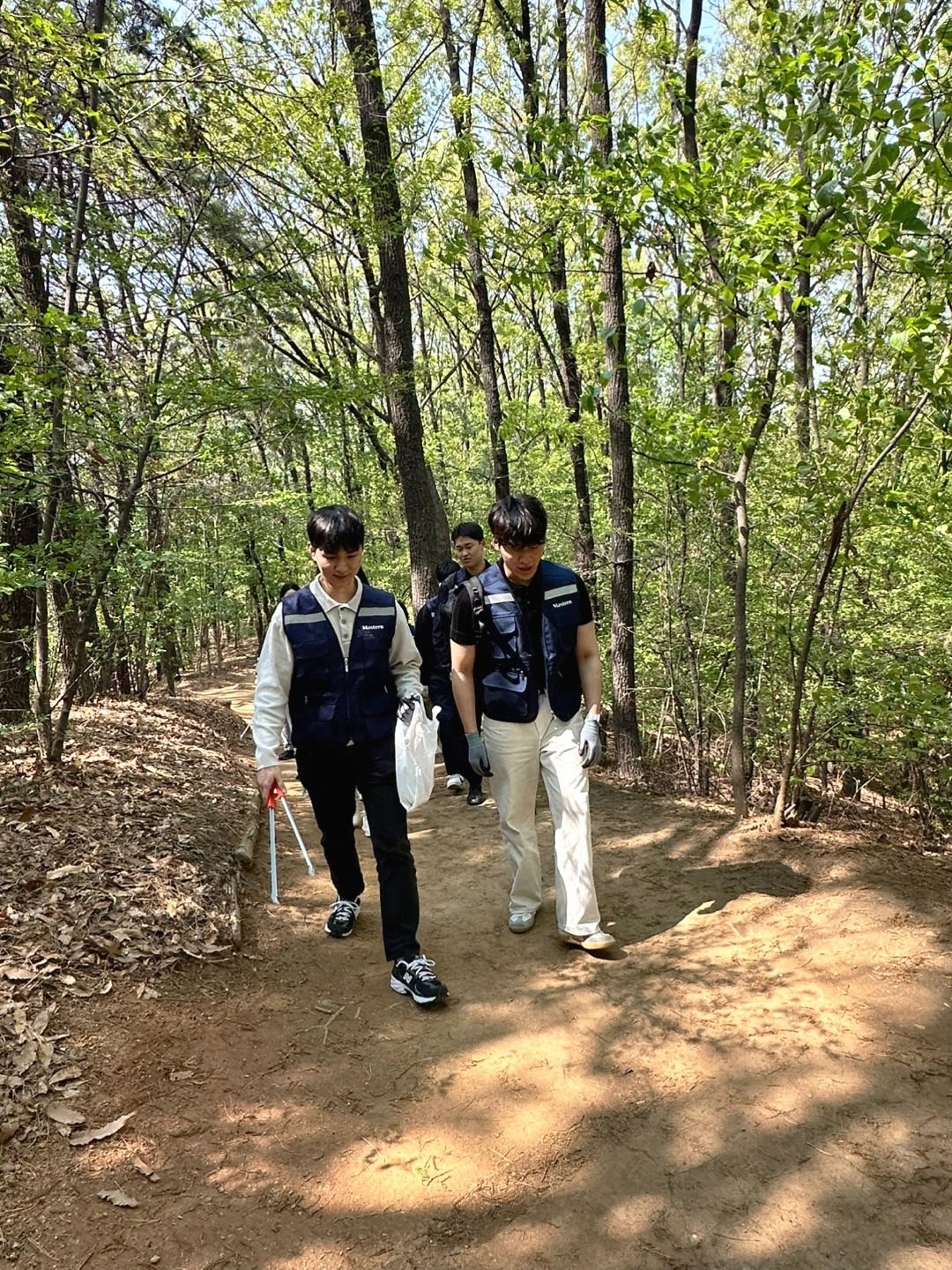[사진 설명 2] 마스턴투자운용 임직원들이 대모산 일대에서 플로깅 활동에 참여하고 있다(사진 제공=마스턴투자운용 브랜드전략팀).jpeg