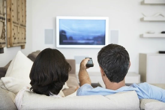 티비 보는 부부 뒷모습2.jpeg
