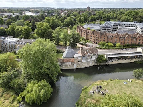 PRO_1045_DarwinCollege_01_Aerial.jpg?crop=focalpoint&domain=allies-and-morrison.imgix.net&fit=clip&w=500&h=375&q=82&fm=pjpg&fp-x=0.5&fp-y=0.5&ixlib=php-2.1.1