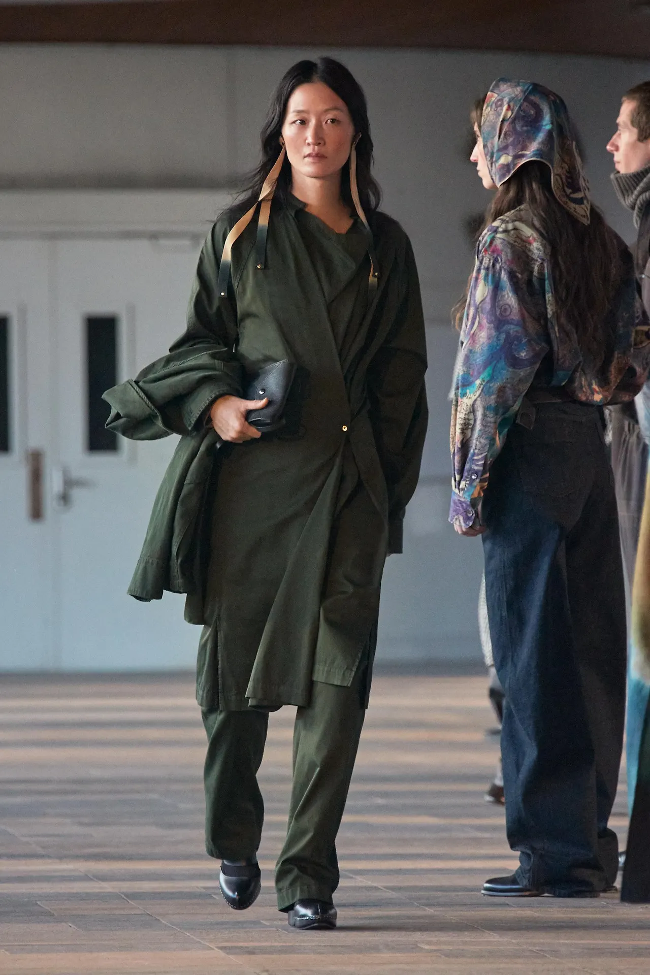 LEMAIRE_FW23_credit_LenaEmery_LOOK58_1600x.jpg?v=1674120516