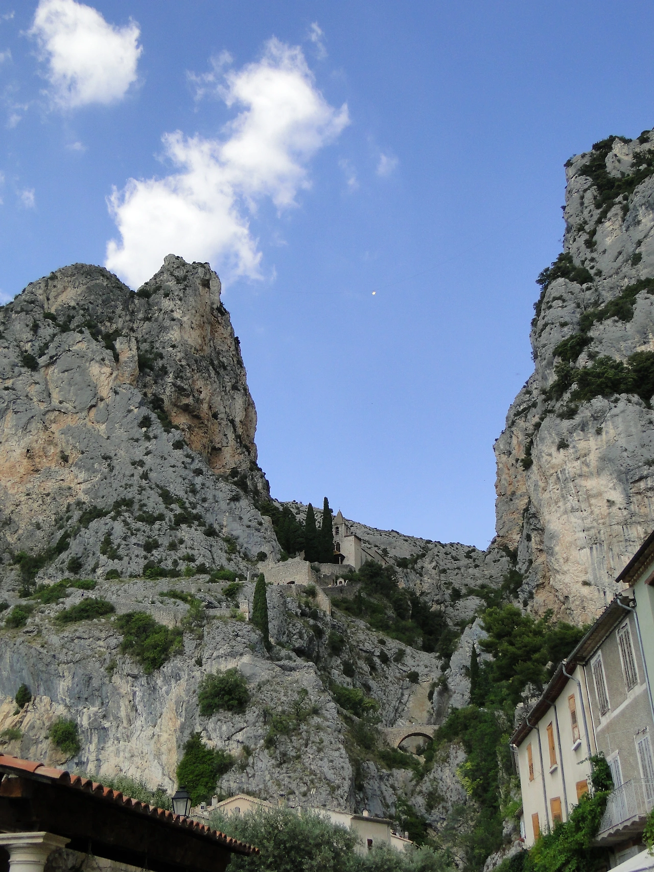 Moustier_Sainte_Marie_-_panoramio.jpeg