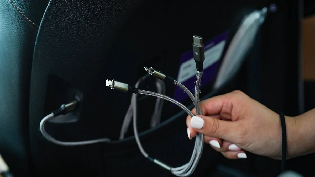 5.USB_%EC%BC%80%EC%9D%B4%EB%B8%94_%EC%82%AC%EC%A7%84%28%EC%9D%B4%EB%8F%99_%EC%A4%91_%EC%8A%A4%EB%A7%88%ED%8A%B8%EA%B8%B0%EA%B8%B0_%EC%9D%B4%EC%9A%A9_%ED%8E%B8%EC%9D%98%EB%A5%BC_%EC%9C%84%ED%95%9C_%EC%9E%91%EC%9D%80_%EB%B0%B0%EB%A0%A4%29.jpg?type=w1200