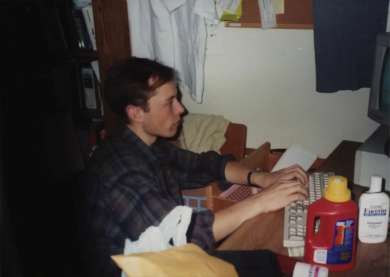 elon-musk-seated-computer-his-girlfriends-quadrangle-dorm-room-1995-2864975.jpg?tf=3840x