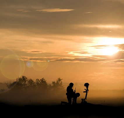grave-of-fallen-soldier-and-kneeling-comrade.jpg?s=170667a&w=0&k=20&c=KMe8y1CWJ_k91El_t4F9yg3Ibq0fUWb07uVQJxXYyls=