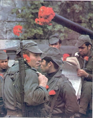 ?src=http%3A%2F%2F2.bp.blogspot.com%2F-BsvmJyTFO-4%2FT7dGxsQdDhI%2FAAAAAAAAAQU%2FeYzzZueY_ro%2Fs640%2F1974_news_carnation_revolution_01.jpg&type=sc960_832