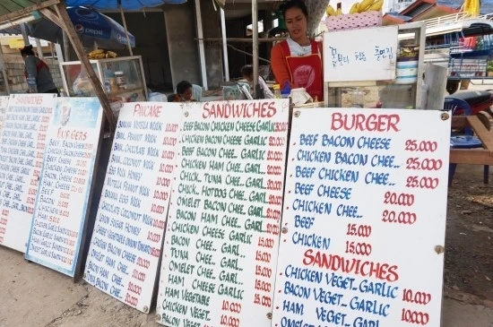 방비엥 샌드위치 가게.jpeg