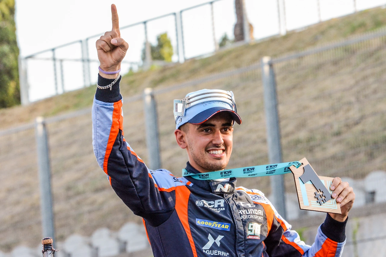 사진1) FIA ETCR 이탈리아 대회 포디움 정상에 선 미켈 아즈코나.JPG