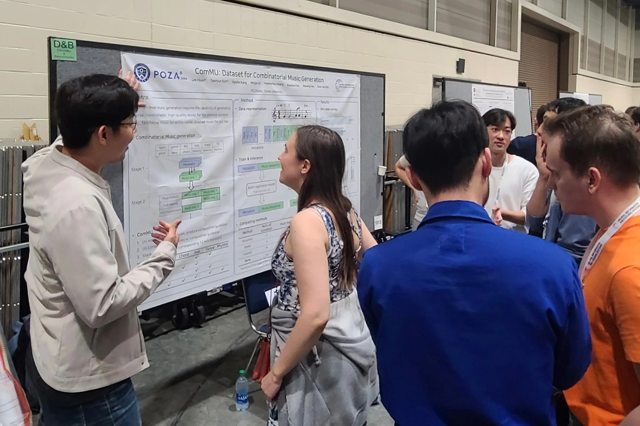 포자랩스 연구진들이 AI 학회 '뉴립스'에서 연구결과를 발표하는 모습.jpeg