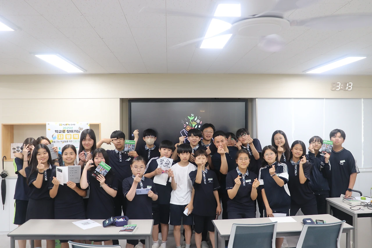 이도훈 작가님 해연중 강연 사진(6.16.) (6).JPG