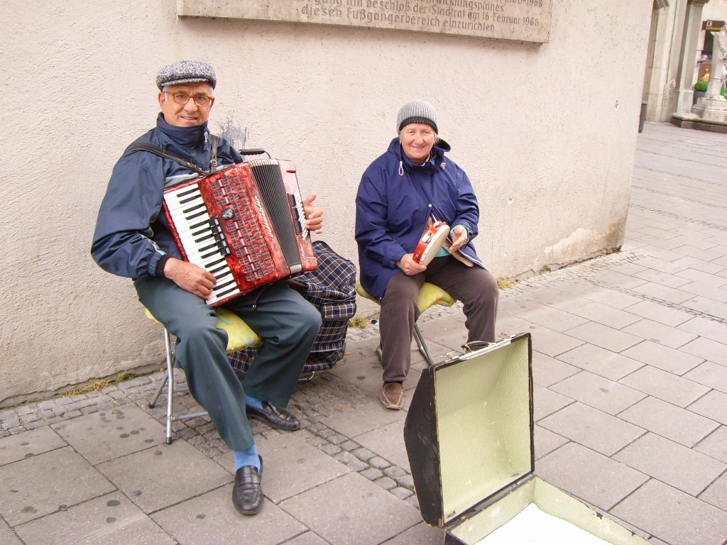 뮌헨칼스광장에서만난노부부악사.JPG