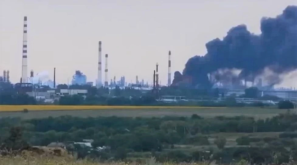 불타는 우크라 정유소.JPG