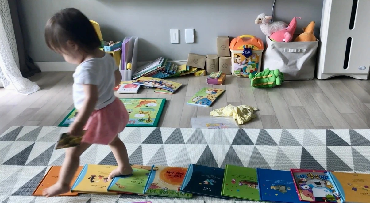 서윤16개월_책놀감.jpeg