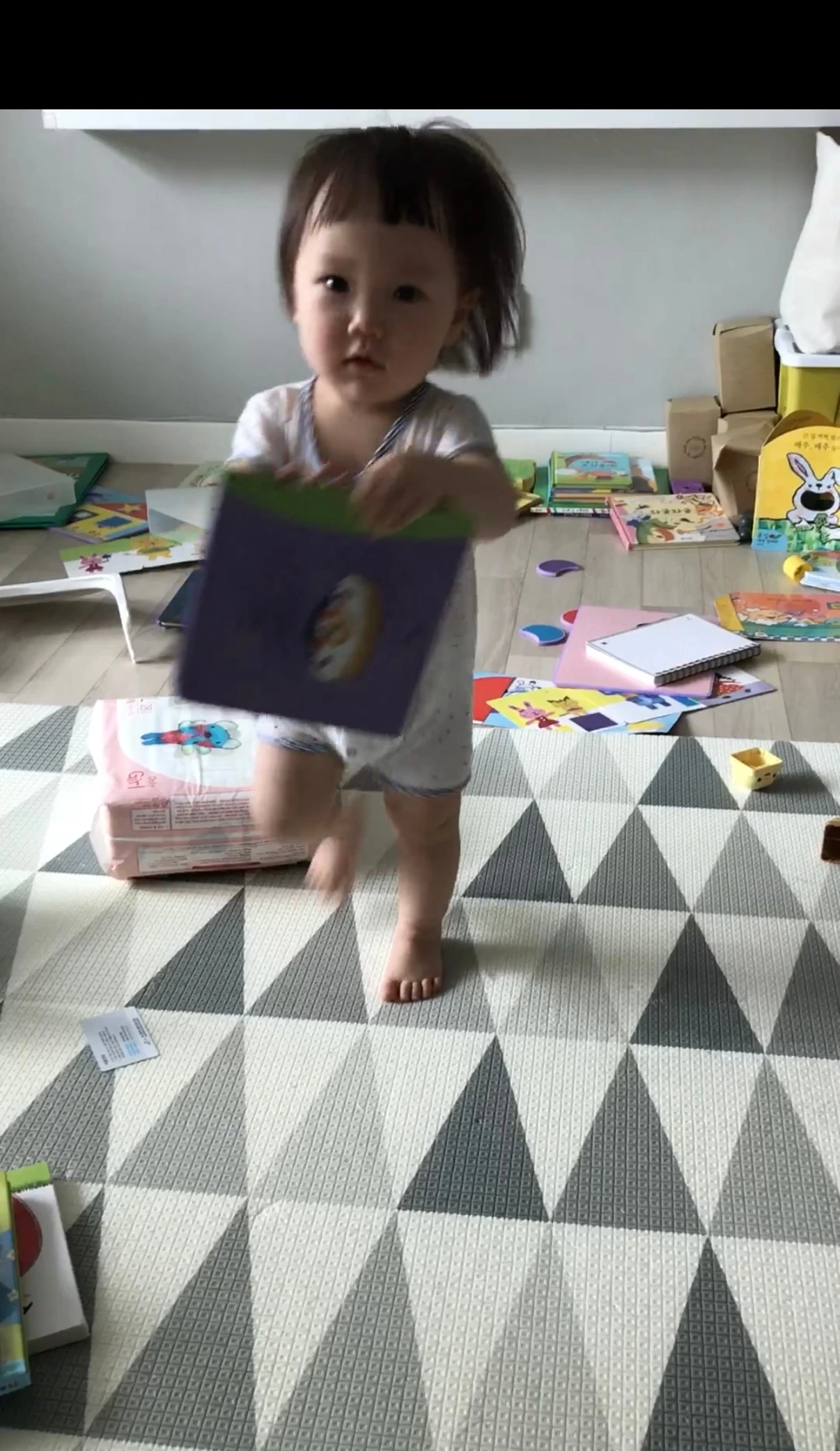 서윤16개월_책놀감4.jpeg