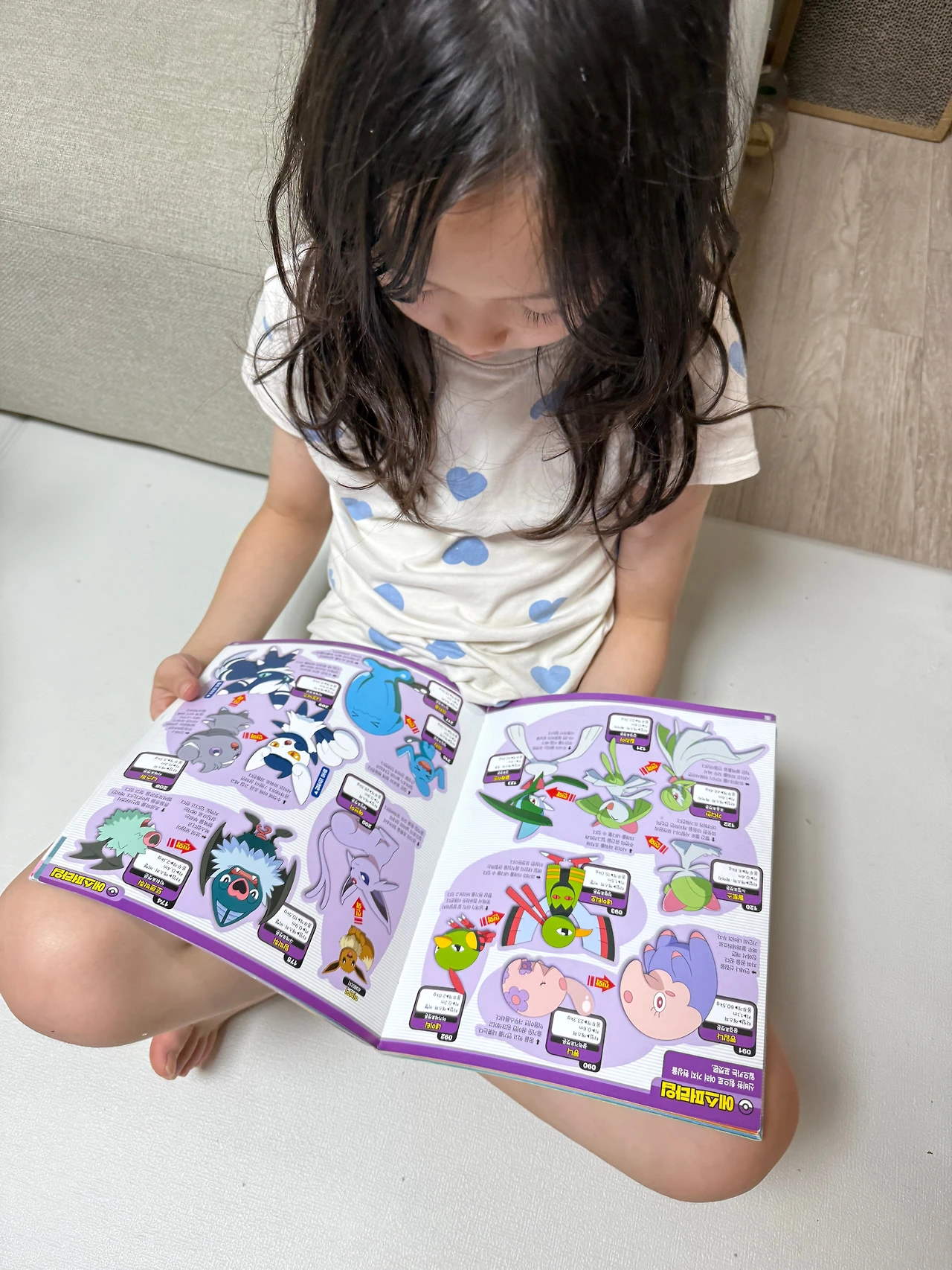 서윤10살_책좋아_포켓몬도감.jpeg