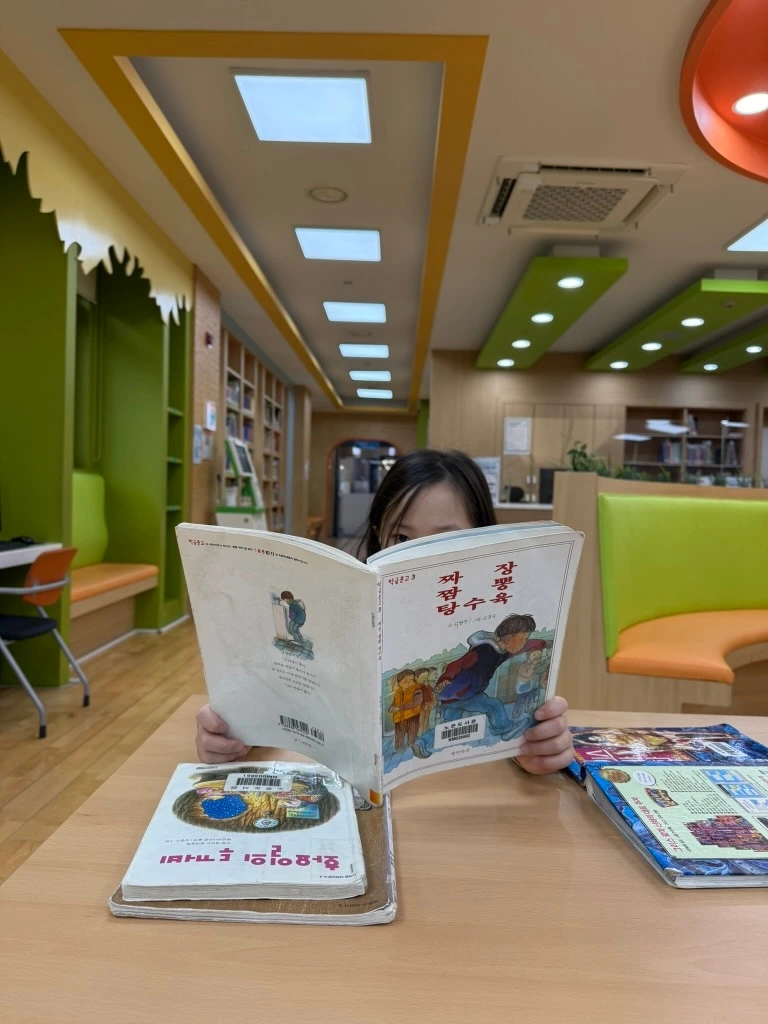 서윤10살_책좋아.jpeg