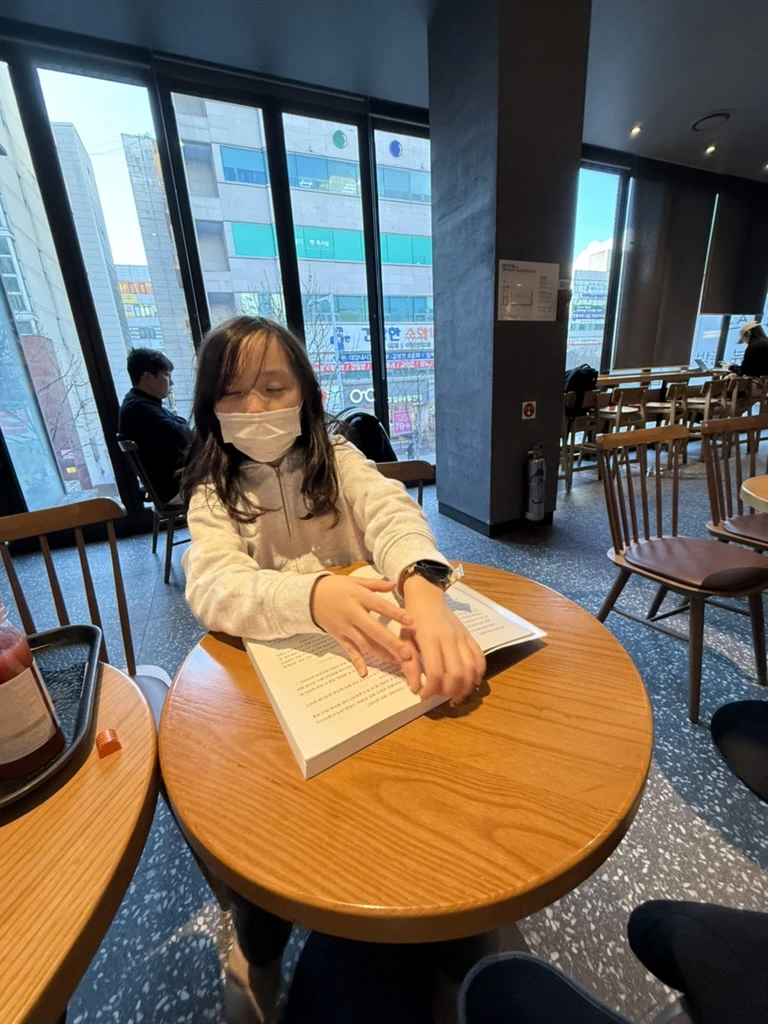 서윤9살_책좋아6.jpeg