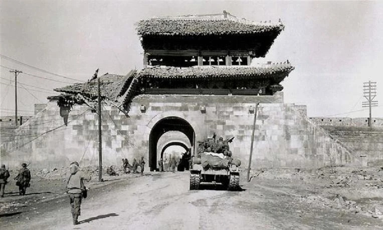 %ED%8C%8C%EA%B4%B4%EB%90%9C_%EC%88%98%EC%9B%90%EC%84%B1_%EC%9E%A5%EC%95%88%EB%AC%B8_%EC%95%9E%EC%9C%BC%EB%A1%9C_%EC%A0%84%EC%A7%84%ED%95%98%EB%8A%94_%EB%AF%B8_%EC%A0%9C_25%EB%B3%B4%EB%B3%91_%EC%82%AC%EB%8B%A8%EC%9D%98_M4A3E8_%EC%85%94%EB%A8%BC_.jpg?type=w800