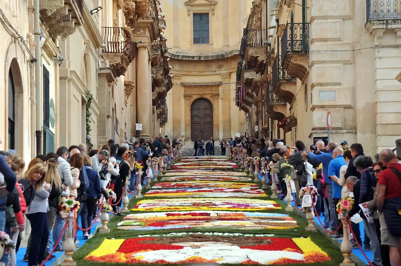 Infiorata-di-Noto-2022-400-mila-fiori-in-via-Nicolaci.webp