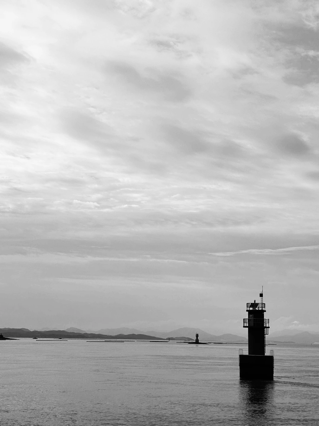 바다와 부표.jpeg