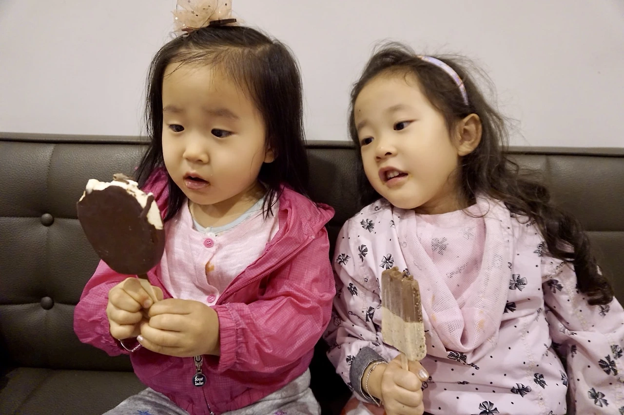 자매사진 다엘 6살.jpeg