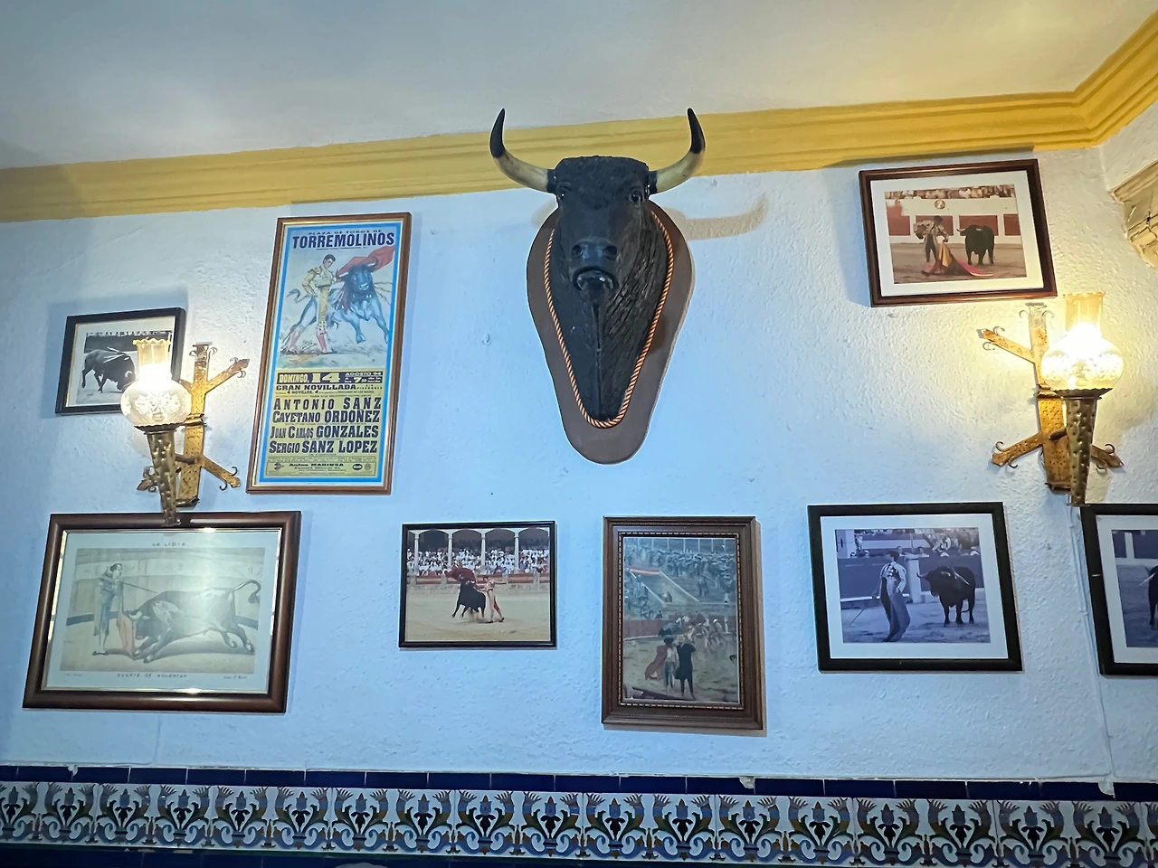 론다 투우소 머리 장식품.jpeg