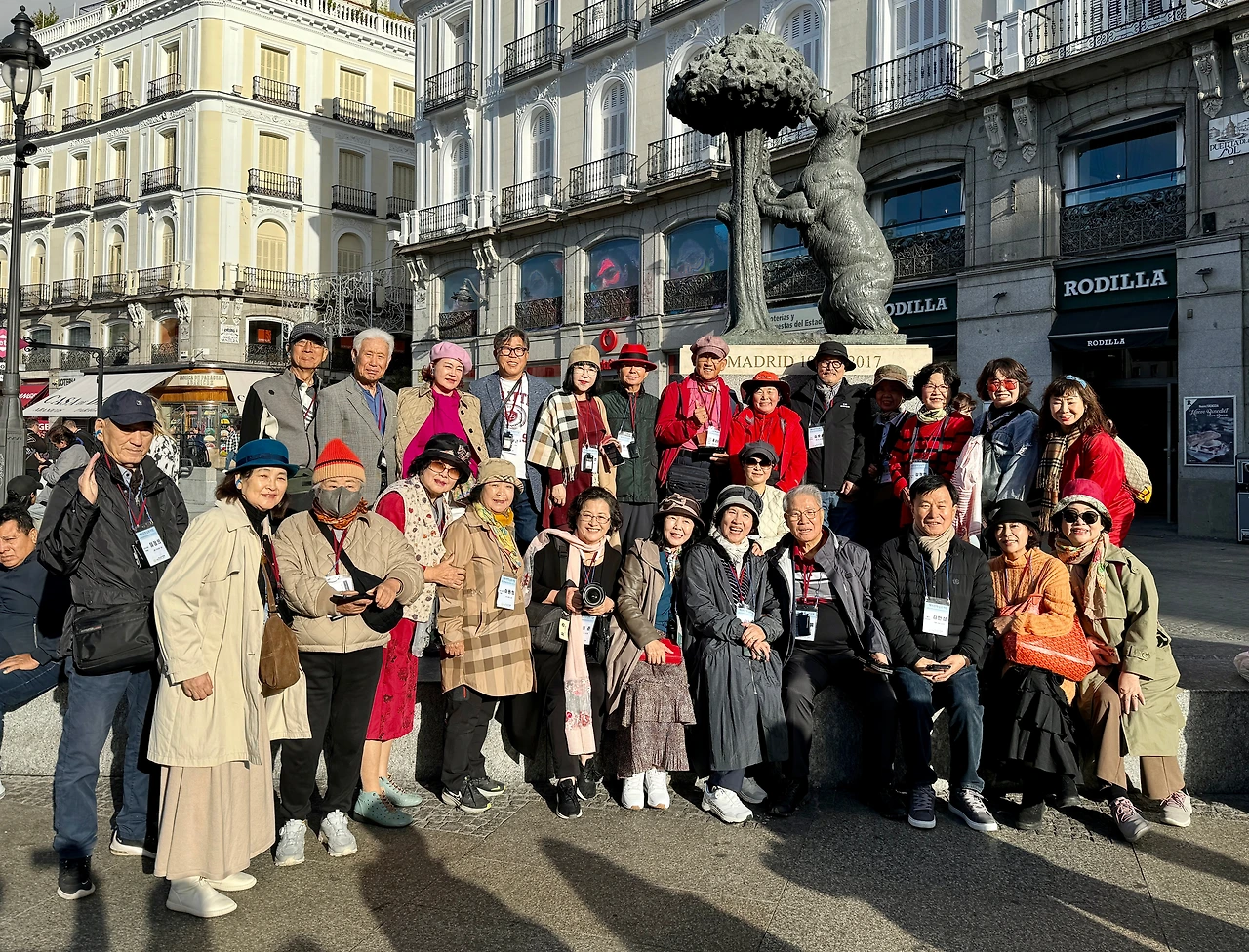 단체사진 마드리드 곰 동상 앞.jpeg