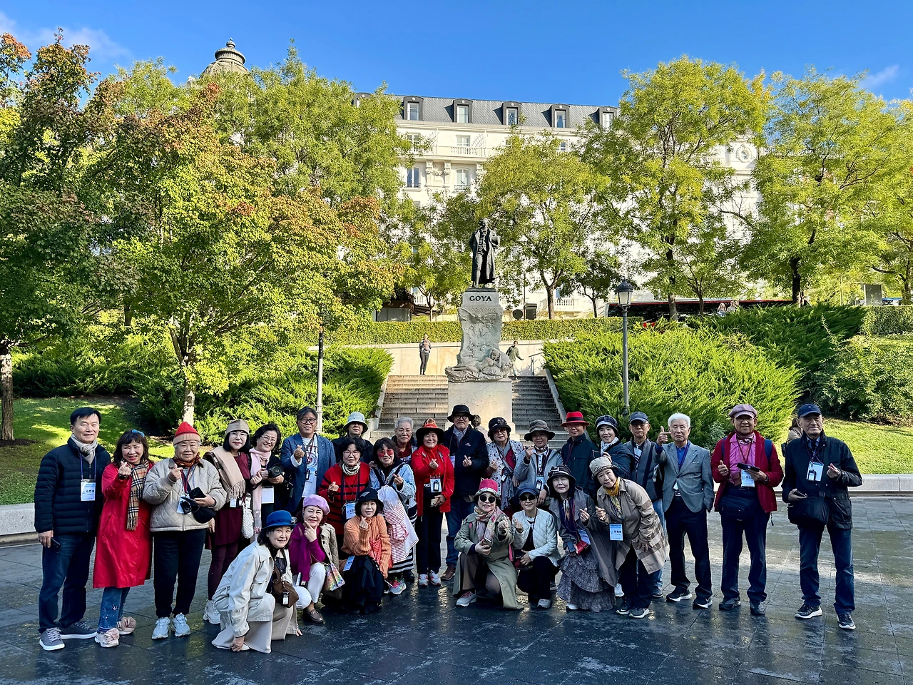 단체사진 프라도 미술관 고야 동상.jpeg