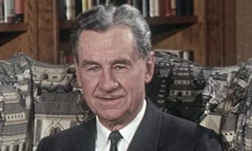 ?src=%22https%3A%2F%2Fupload.wikimedia.org%2Fwikipedia%2Fcommons%2F7%2F7a%2FLowell_Thomas_-_WJROneOfAKind.jpg%22&type=ff500_300