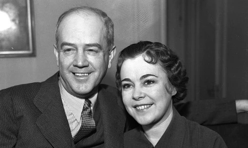 ?src=%22https%3A%2F%2Fupload.wikimedia.org%2Fwikipedia%2Fcommons%2Fthumb%2Ff%2Ff7%2FMartin_and_Osa_Johnson%252C_1936.jpg%2F1200px-Martin_and_Osa_Johnson%252C_1936.jpg%22&type=ff500_300