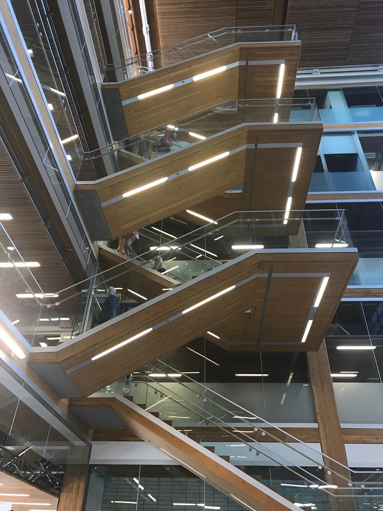 밴쿠버 브리티시컬럼비아대학의 18층 목조건물내부.jpeg