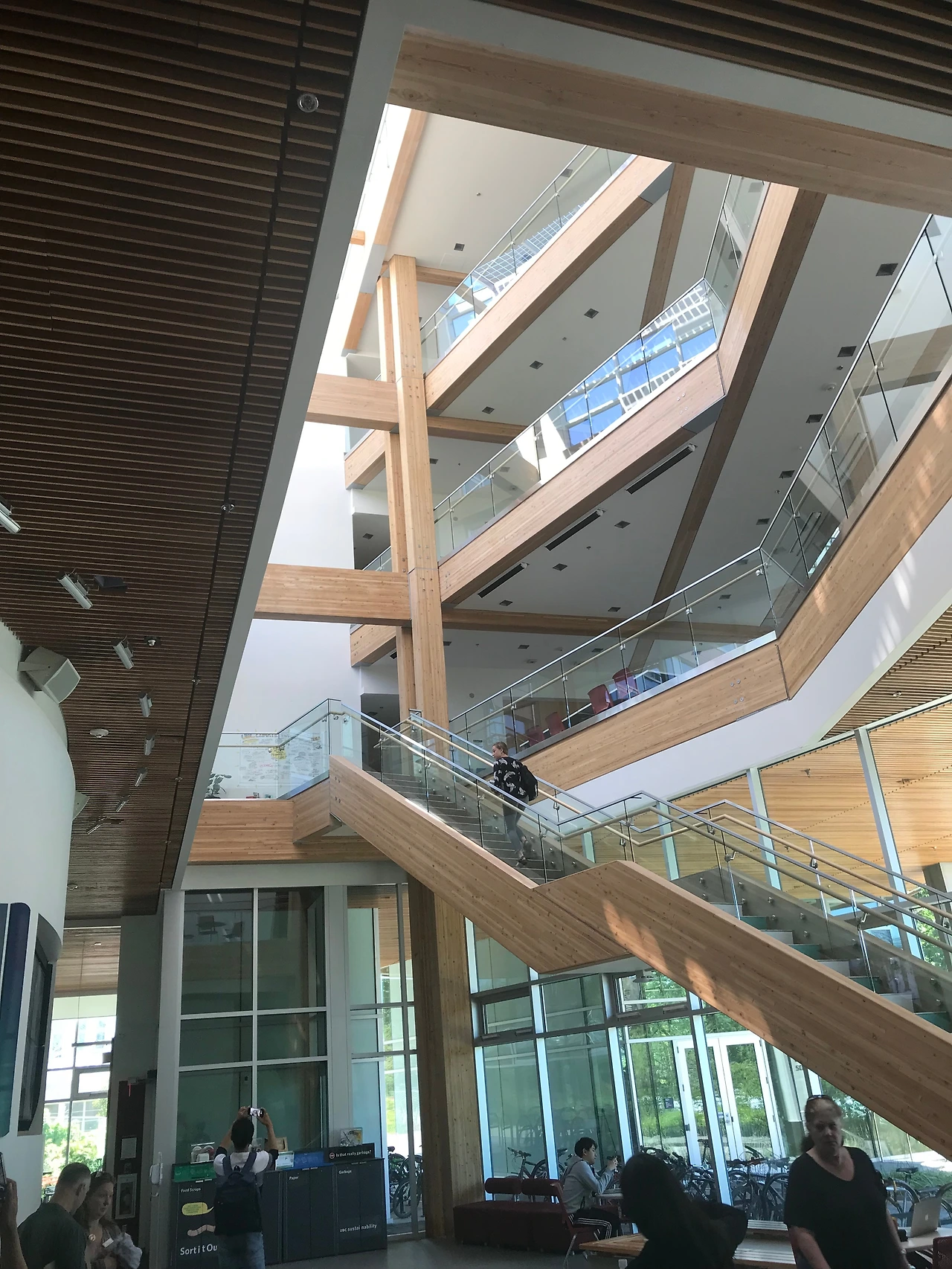 밴쿠버 브리티시컬럼비아대학의 18층 목조건물내부2.jpeg