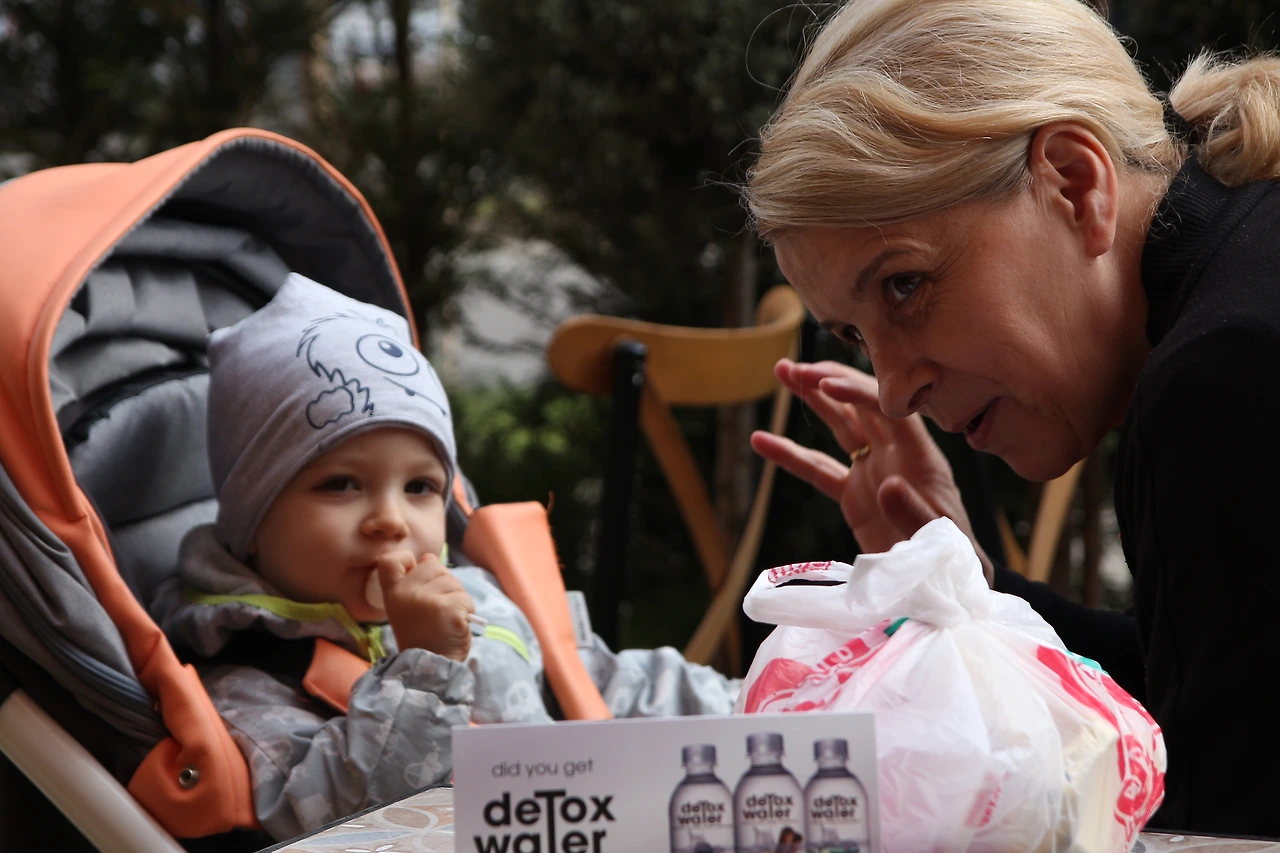 42..코소보 프리슈티나 할머니와 손주.JPG