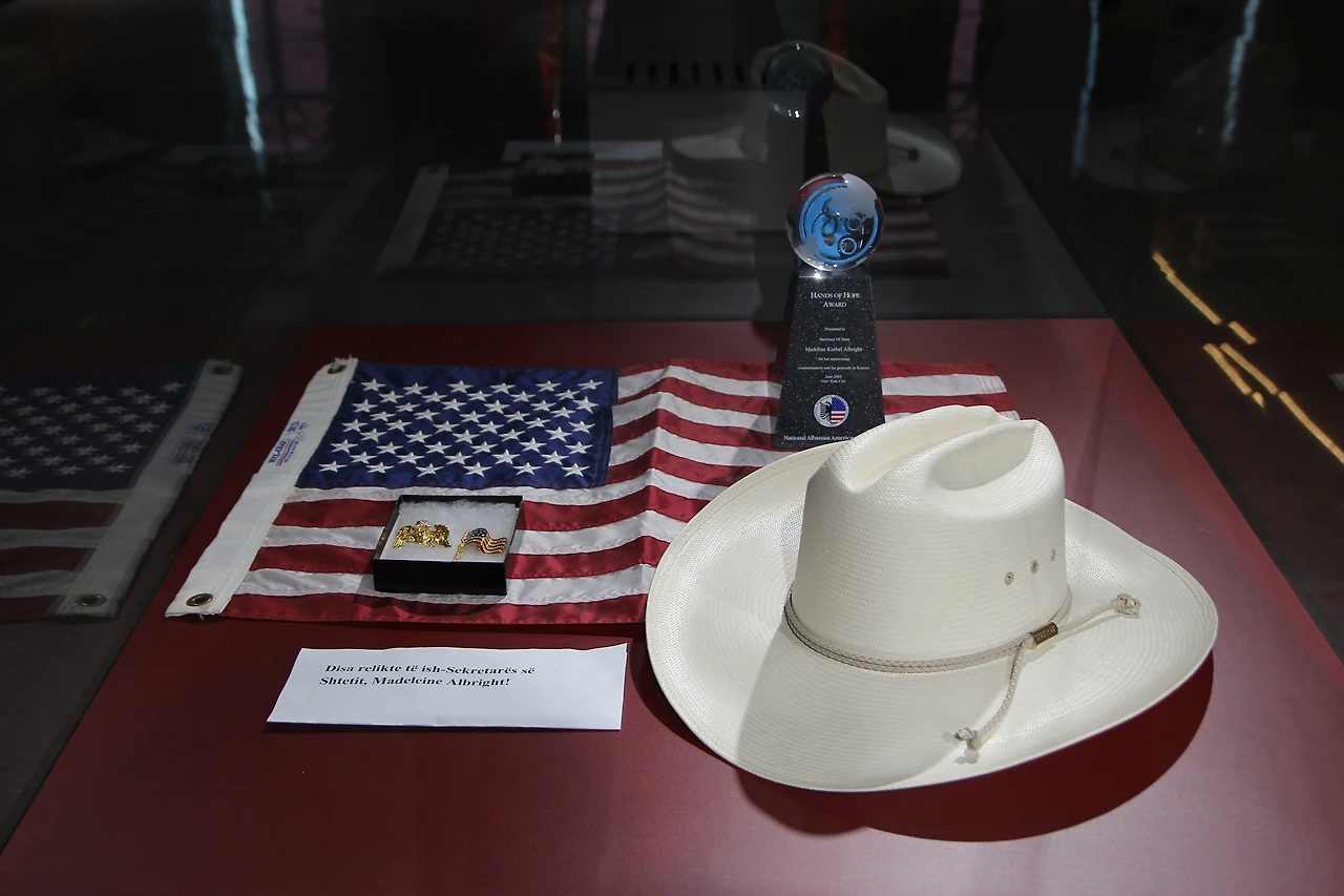 13.프리슈티나박물관의 미국대통령 선물.JPG