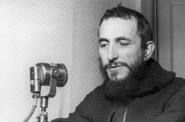 라디오 방송을 하는 젊은 시절의 Pierre 신부.jpeg