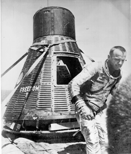 Alan Shepard_비행 전 자신이 타게 될 캡슐 앞에서 복사본.jpeg