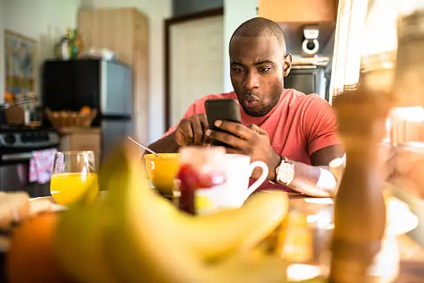 rapaz-africano-fazendo-o-pequeno-almo%C3%A7o-em-casa.jpg?s=612x612&w=0&k=20&c=4GsR2uGEoezjPn03r1MrYPq1kdE7okrstLesddwNLSU=