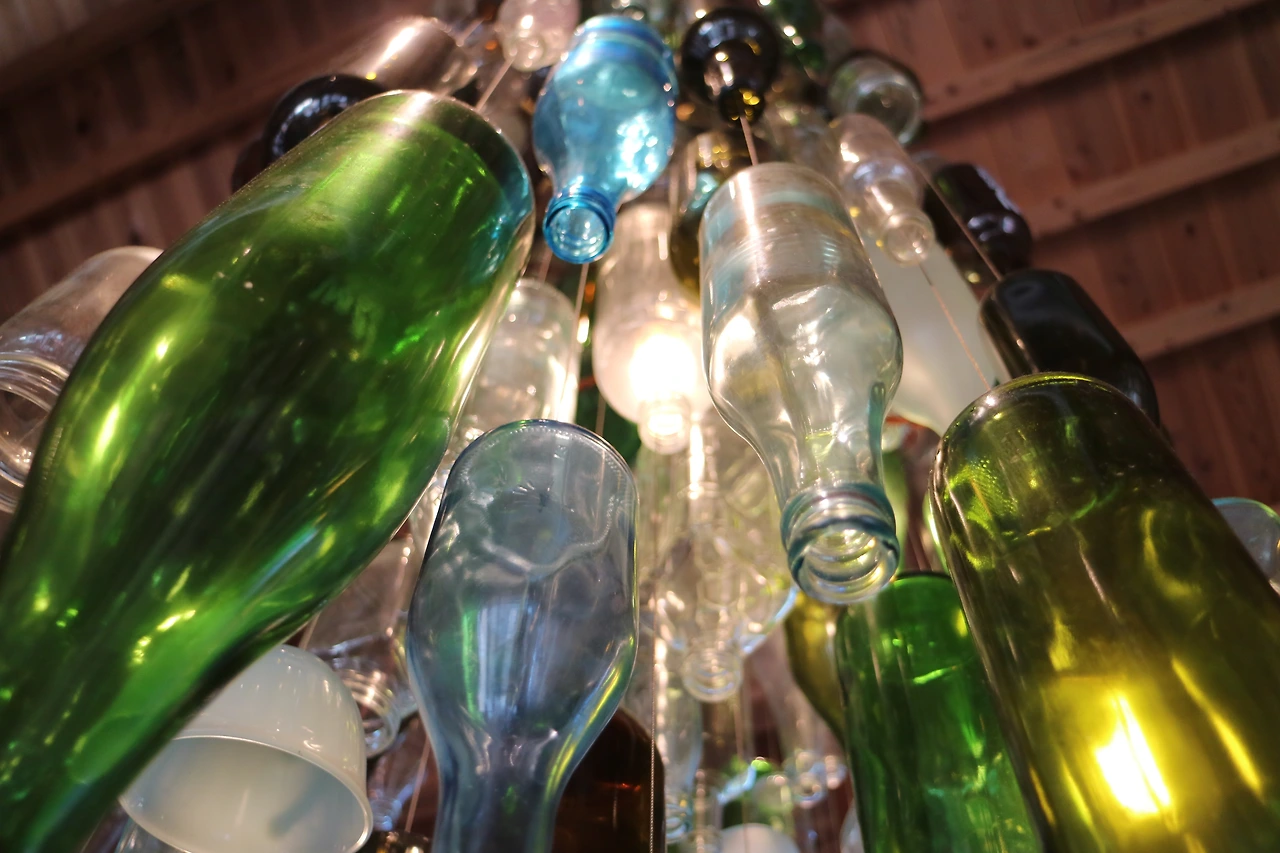 제웨센터 건축물 - 유리병 샹들리에.JPG