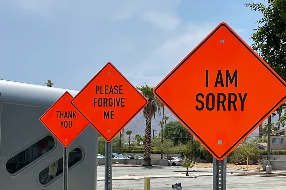 photo-1627358699667-2ea8d061bc13?ixlib=rb-4.0.3&ixid=M3wxMjA3fDB8MHxzZWFyY2h8Mnx8YXBvbG9neXxlbnwwfHwwfHx8MA%3D%3D&w=1000&q=80