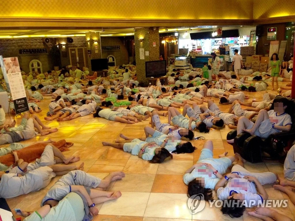 foreigners-flock-to-korean-bathhouses.jpeg
