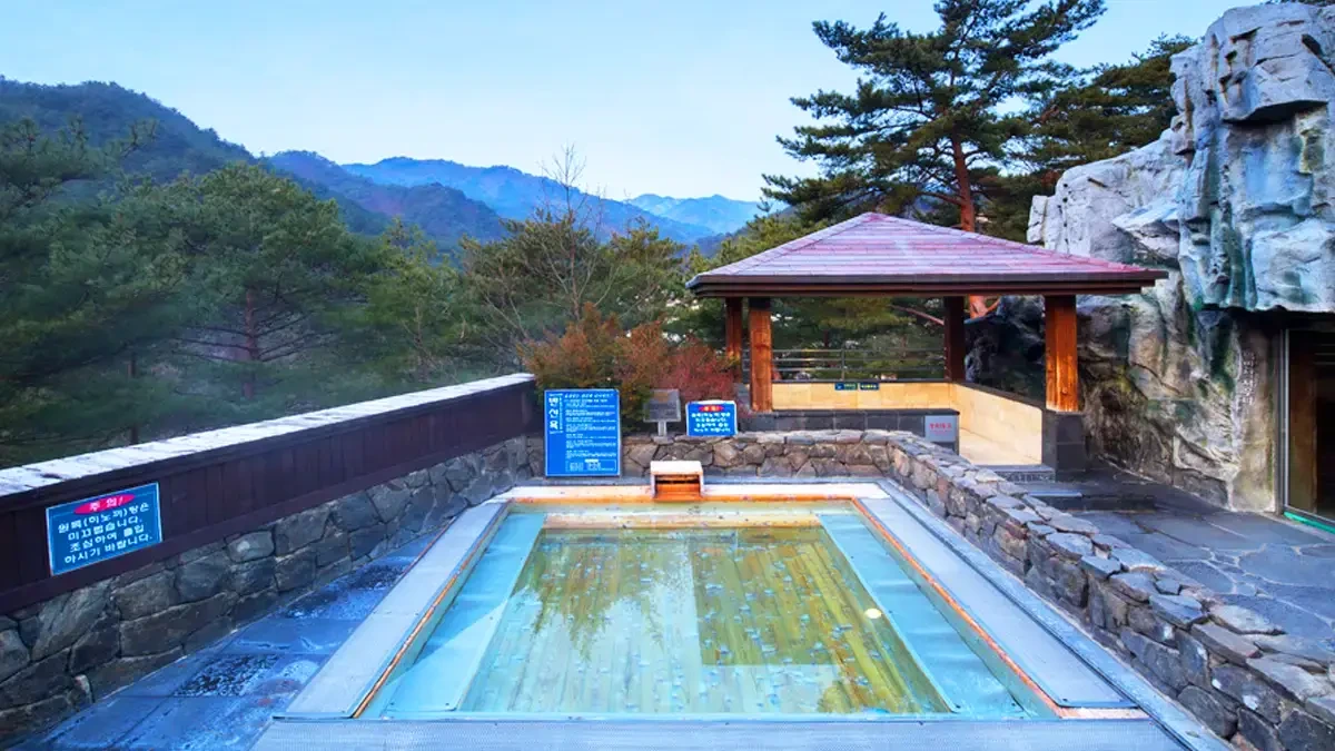 deokgu-hot-spring-natural-flow-uljin2.webp