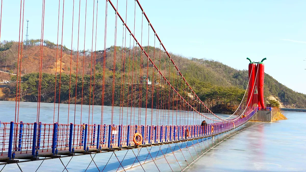 cheongyang-cheonjangho-suspension-bridge-winter-snow6.webp