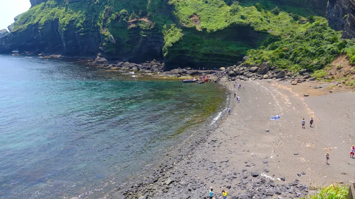 Jeju-Geommeolle-Beach-3.webp