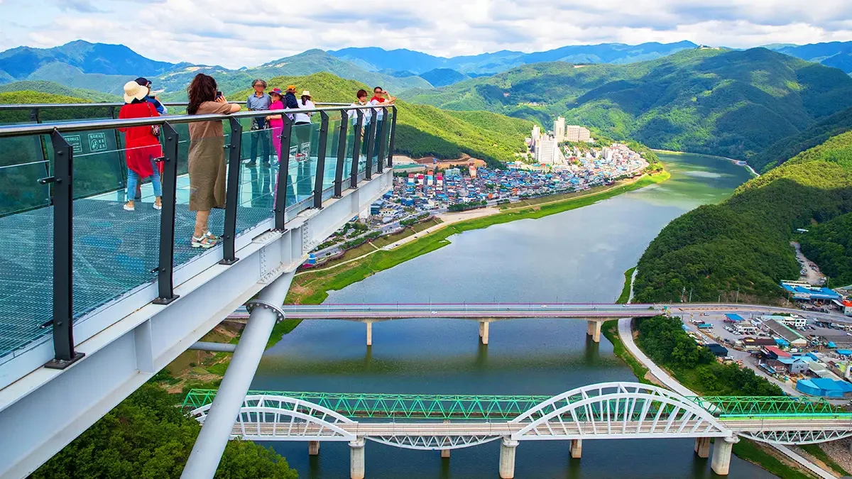 danyang-mancheonha-skywalk-glass-floor-view1.webp