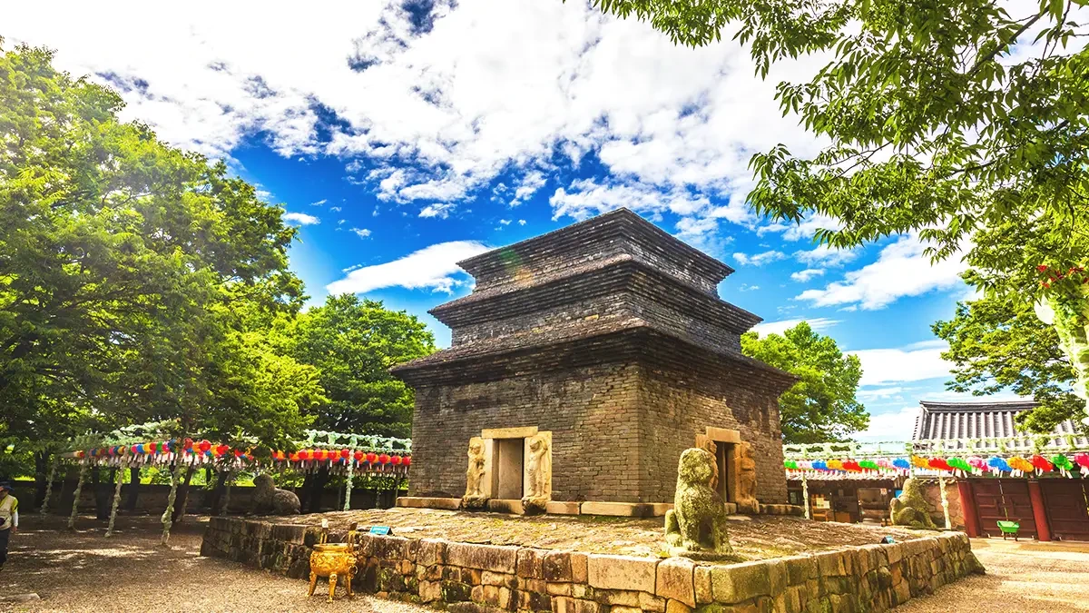 gyeongju-bunhwangsa-temple-cosmos1.webp