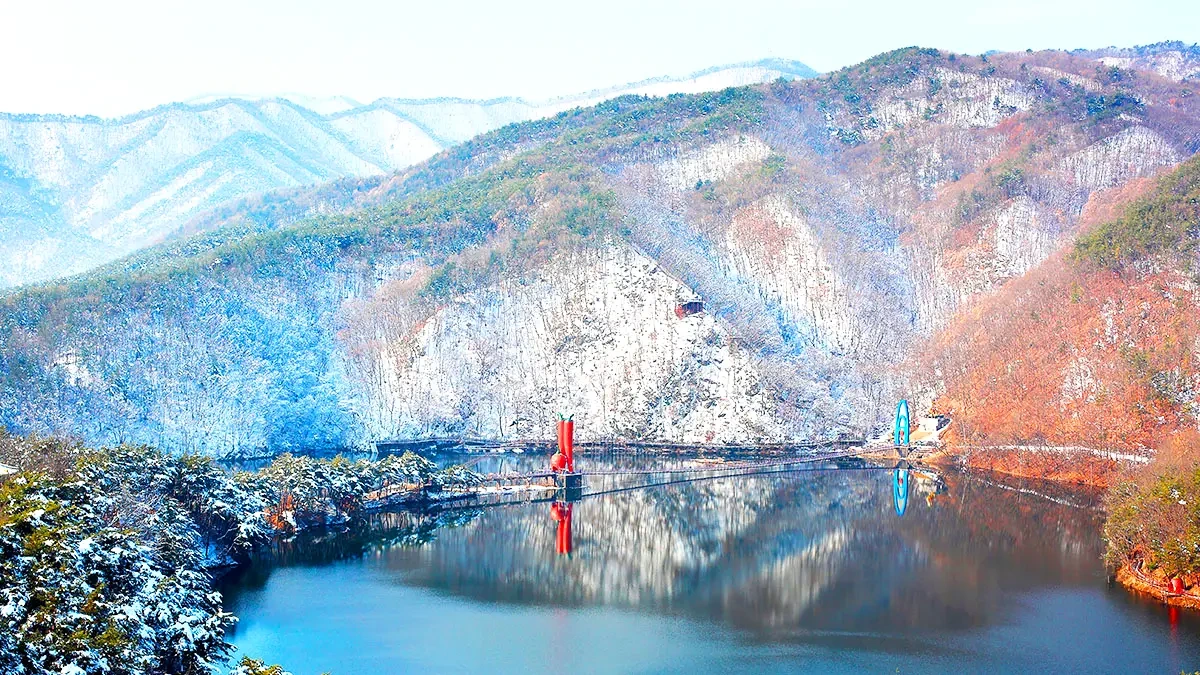 cheongyang-cheonjangho-suspension-bridge-winter-snow1.webp