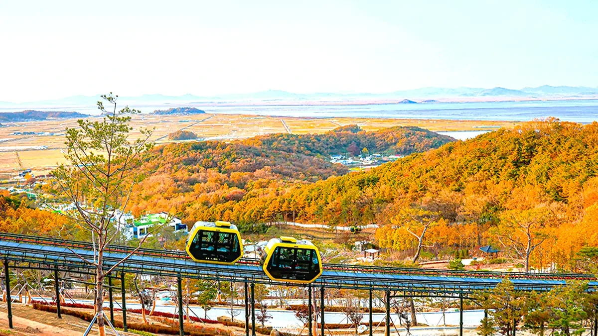 hwagae-garden-monorail-autumn2.webp