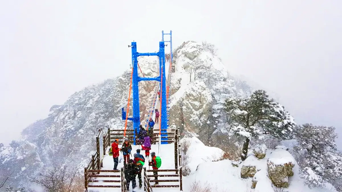 baegasan-sky-bridge-winter-scenery-hwasun5.webp
