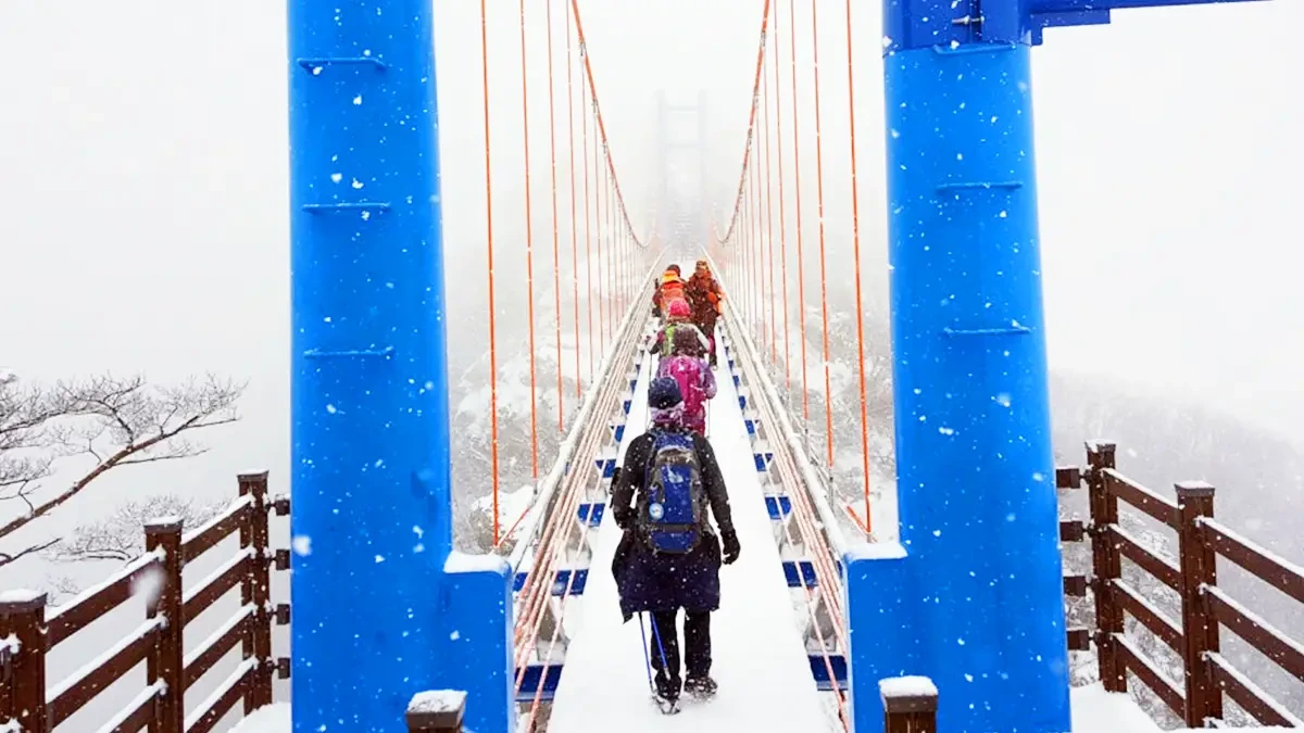 baegasan-sky-bridge-winter-scenery-hwasun6.webp