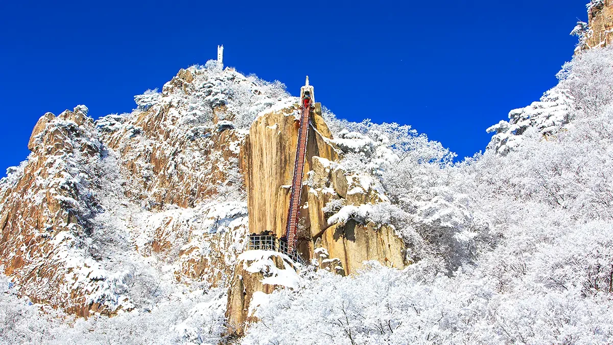 daedunsan-geumgang-cloud-bridge-winter-trekking1.webp