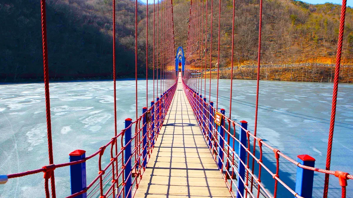 cheongyang-cheonjangho-suspension-bridge-winter-snow5.webp